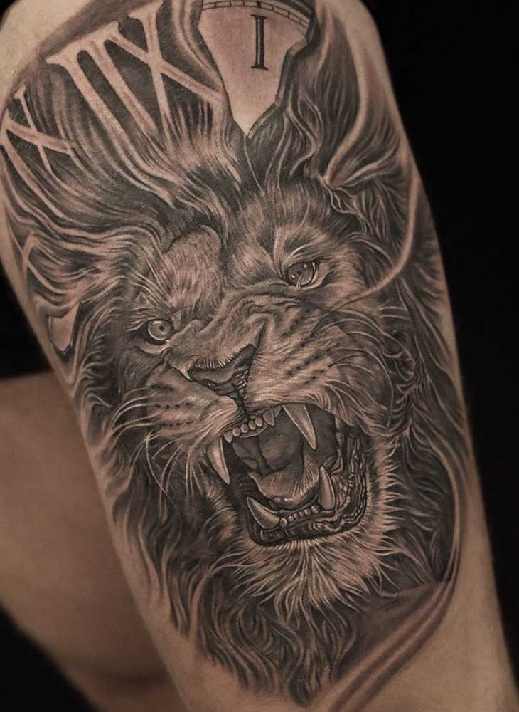 alt="black and grey lion best tattoo shops"