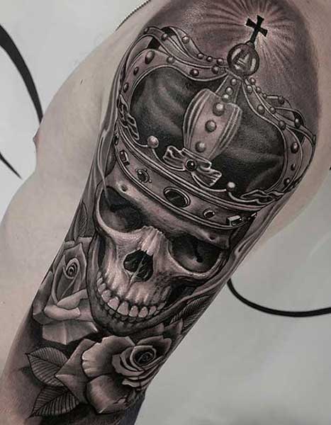 alt="skull and crown black and grey tattoo artist florida"